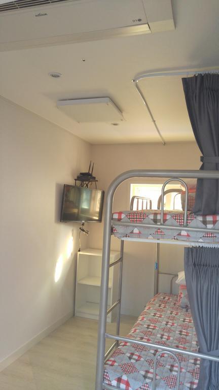 Embassy Guesthouse Itaewon Сеул Стая снимка